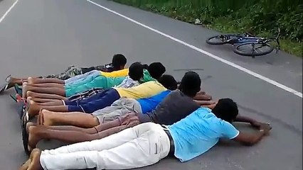 Il tombe la tête la première en voulant faire une cascade à vélo