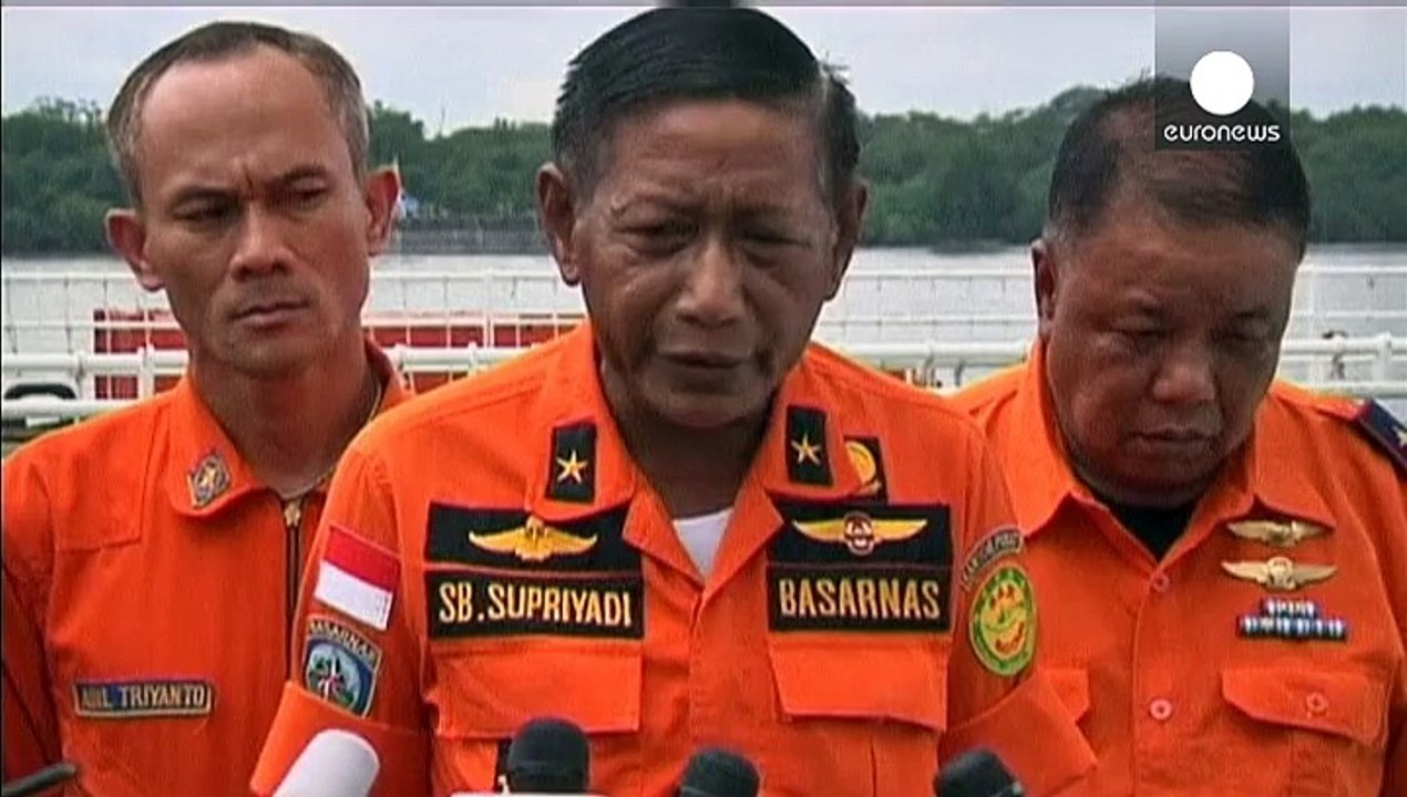 Óriás ballonokkal emelik ki a lezuhant Air Asia járat roncsait