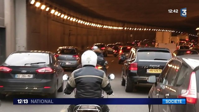 Deux-roues : remonter les files de voitures, bientôt autorisé ?