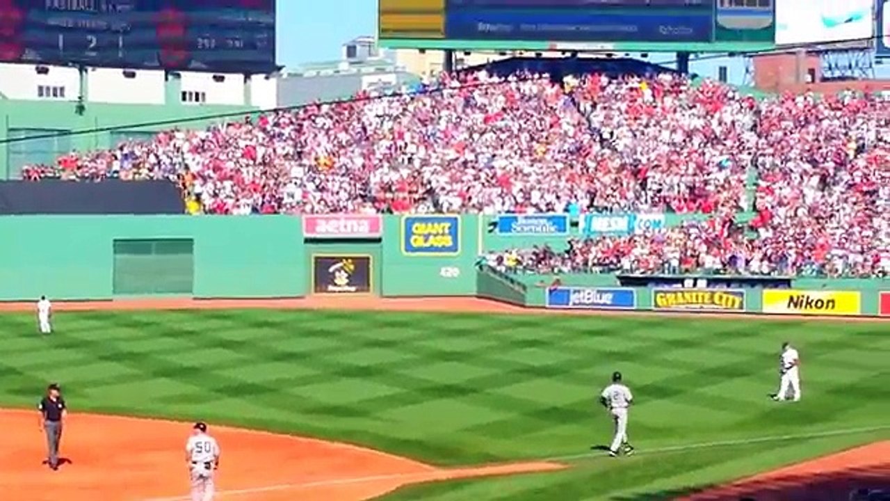 Jeter Receives a Standing Ovation at Fenway