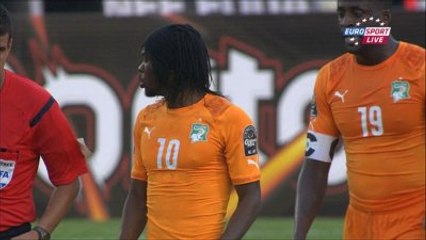 Gervinho, Önce Rakibini Sonra Yeri Yumrukladı