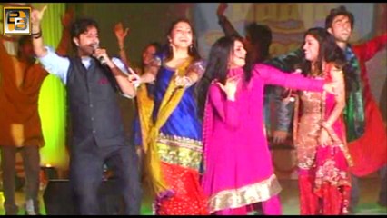 Ranveer Singh gets INTIMATE with Ex- girlfriend Anushka Sharma