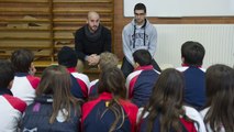 Marc Gual y Raül Marín, con los más pequeños de Vilafranca