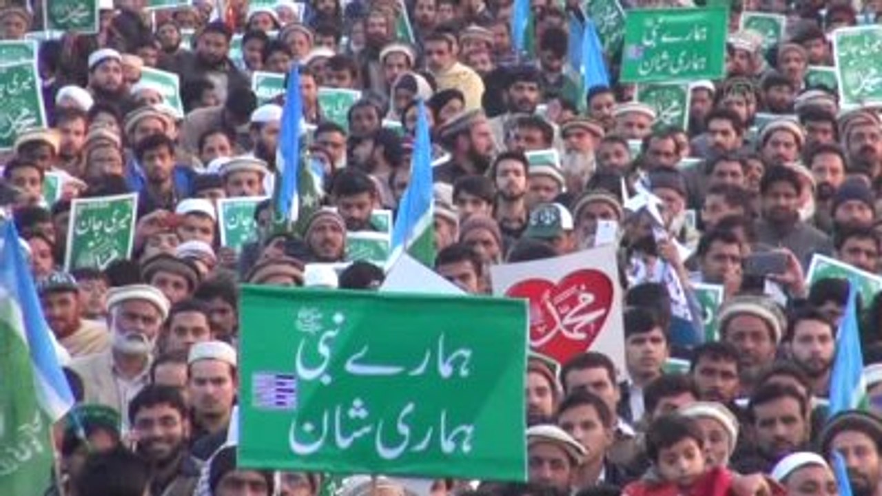 Charlie Hebdo Dergisi Pakistan'da Protesto Edildi