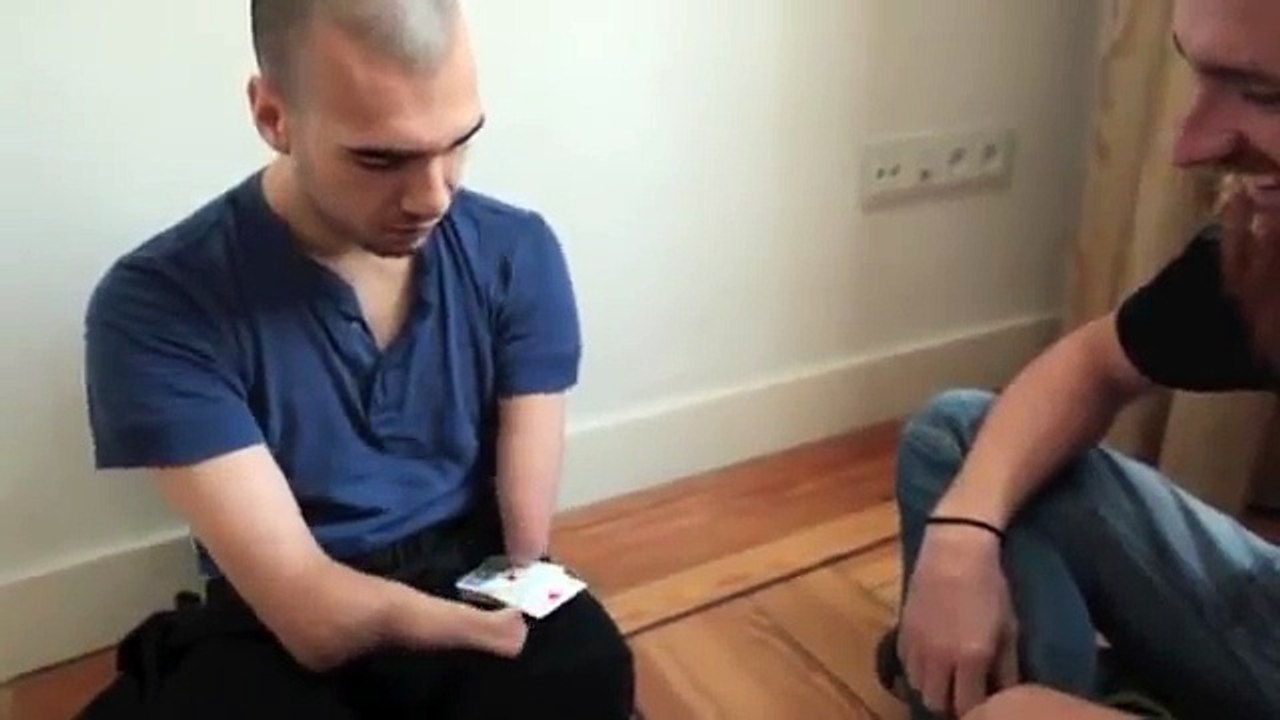 Né sans mains, il fait un tour de magie bluffant