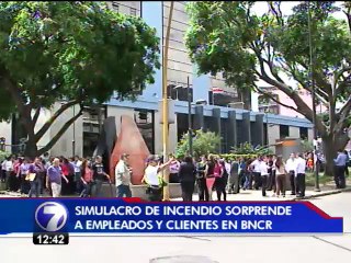 Simulacro de incendio sorprende a clientes y empleados del Banco Nacional