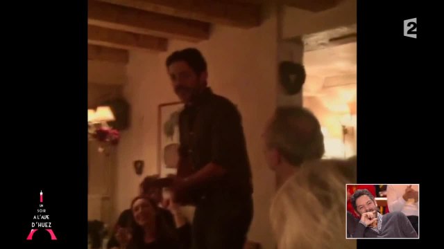 Gad Elmaleh et Manu Payet chantent Place des Grands Hommes