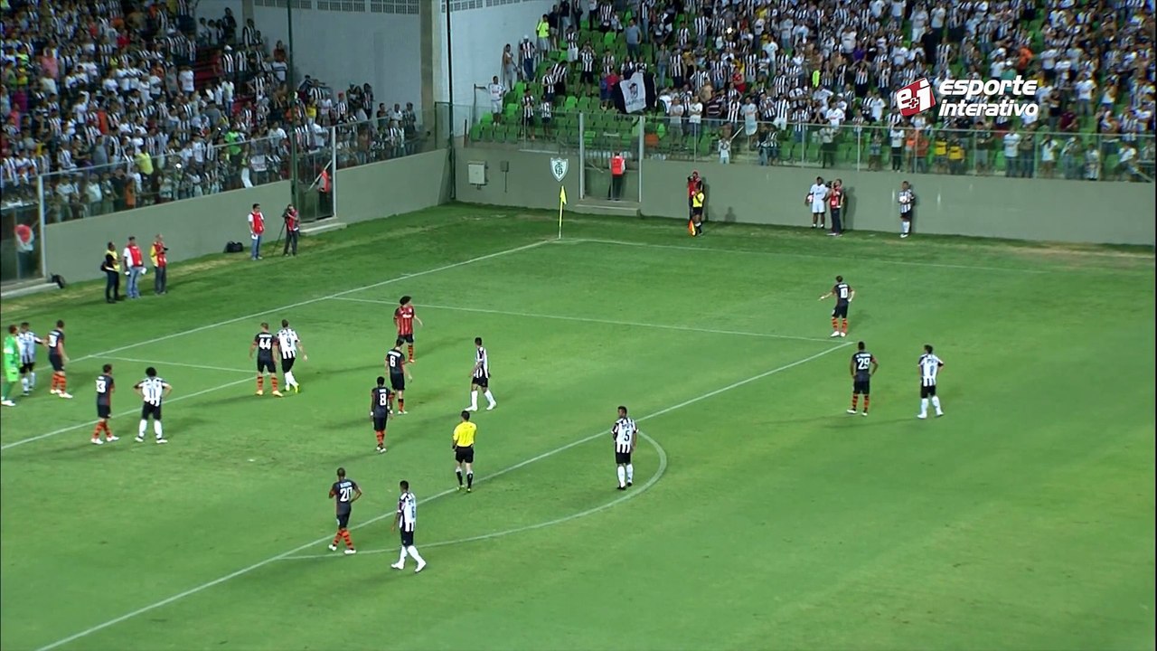 Após cobrança de lateral, Lucas Pratto marca o primeiro para o Atlético Mineiro