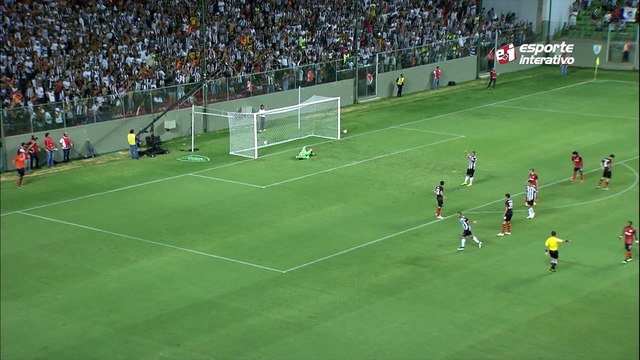 Que Peru! Carlos chuta de fora da área e o goleiro aceita