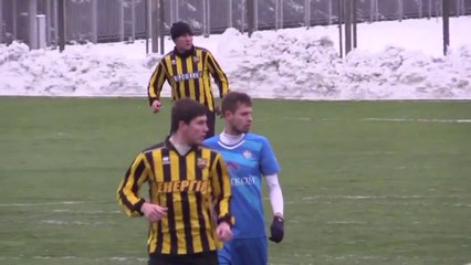 Futbolista ucraniano contesta su celular en pleno partido