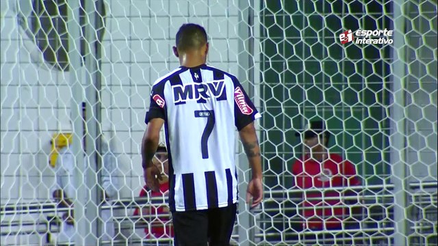 Ficou maluco! Após lance polêmico, técnico do Shakhtar invade o campo e é expulso!