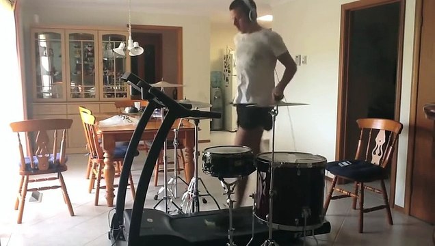 Le batteur sur tapis de course reprend du Metallica à la batterie : Enter Sandman
