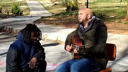 Émotion : un duo imprévu entre un SDF et un musicien