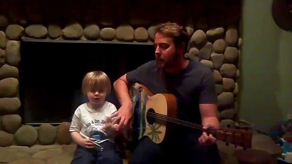 Un adorable duo père / fils  chante les Beatles !