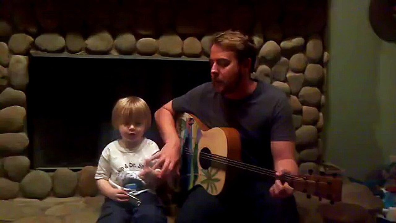 Un adorable duo père / fils  chante les Beatles !