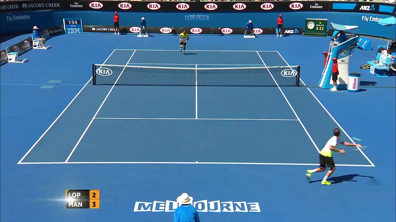 Il se prend une balle de tennis là où ça fait mal