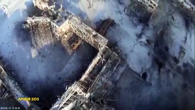 Ukraine : un drone filme l'aéroport de Donetsk en ruines