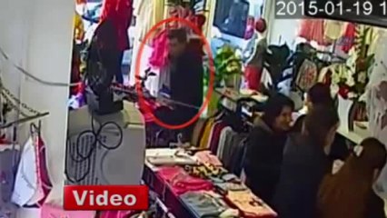 Müşteri Kılığındaki Hırsız Güvenlik Kamerasında
