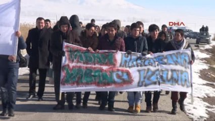 Van Öğrenciler Doğaya Yem Bıraktı