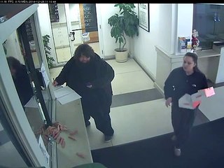 Une femme arrive dans un poste de police et lance du bacon et des saucisses sur les flics!