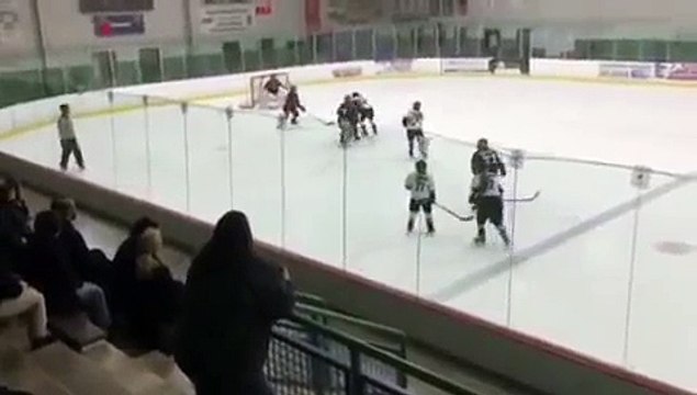 Hockey father breaking mirror Hockey sur glace - Un père énervé brise une vitre lors du match de son fils 22.01.2015