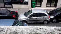 Impossible de stationner la voiture à cet endroit, mais elle s’en fout!