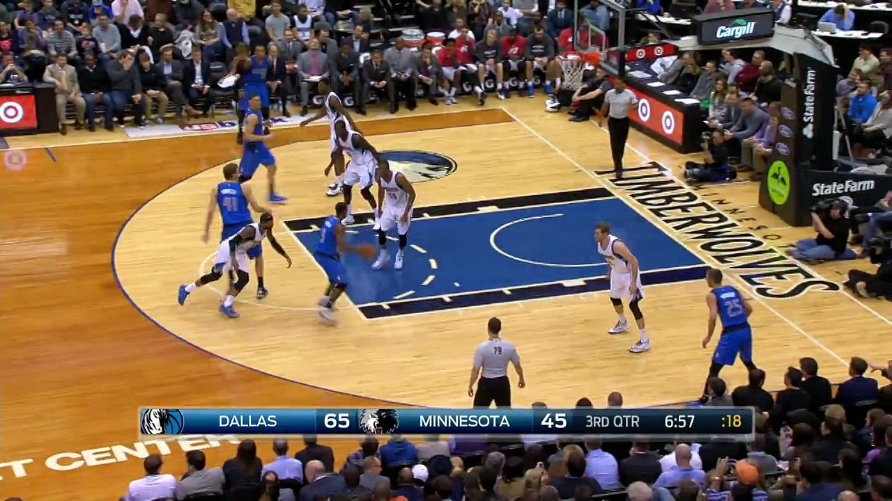 NBA Rajon Rondo Fakes Out Young and Williams for the Easy Score 22.01.2015