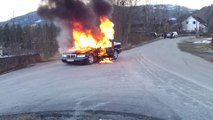 Intervention de pompiers qui tourne mal : une voiture en feu explose!