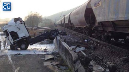 Télécharger la video: Spectaculaire collision entre un train et un camion