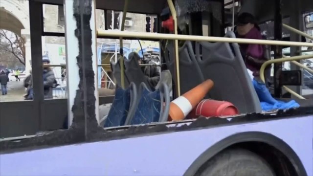 13 morts à un arrêt de trolleybus touché par un obus à Donetsk