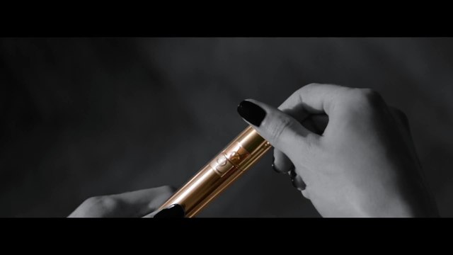 Yves Saint Laurent : Film Mascara Volume Effet Faux Cils avec Cara Delevingne