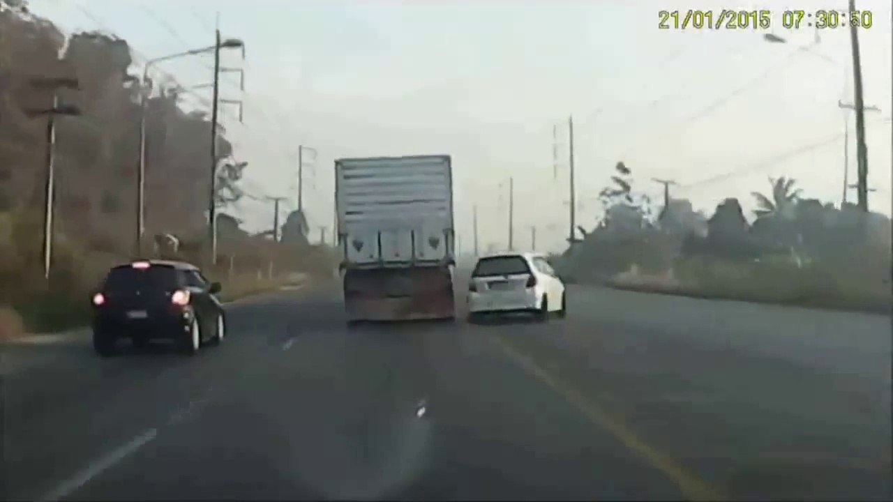 Chauffard très chanceux! Il évite 2 voitures et une moto pendant un tête-à-queue