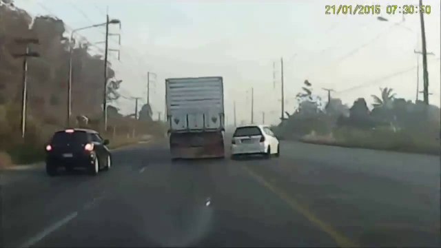 Chauffard très chanceux! Il évite 2 voitures et une moto pendant un tête-à-queue