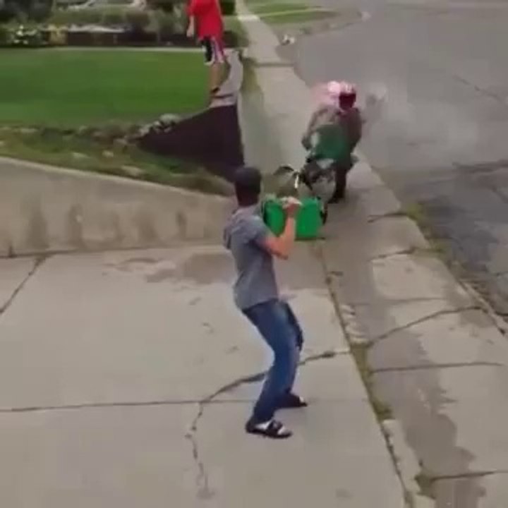 Un Ice Bucket Challenge à vélo bien raté... grosse gamelle