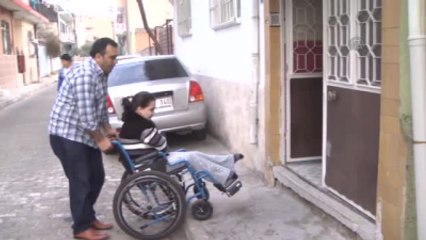 Ayağıyla Resim Yaparak Hayata Tutunuyor