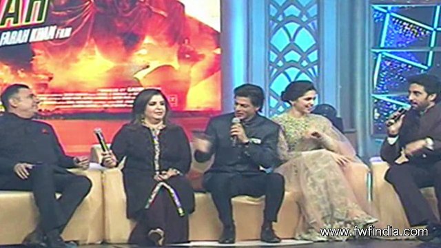 Deepika Padukone Caught Kissing Shahrukh Khan in Public
