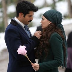 Burak Özçivit ile Fahriye Evcen'den İlan-ı Aşk! Galaya El Ele Geldiler