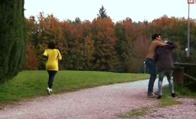 Yolda Sevgilisini Döven Adam İnsanların Tepkisini Ölçtü