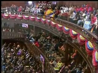 Maduro le ofrece el puño “al que le quiera hacer daño al país”