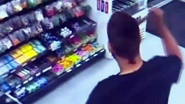 Un homme avec une barre de métal en travers de la tête rentre dans une station service ...