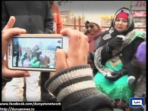 Dunya News - Tourists continue to enjoy snowy mountains of Murree