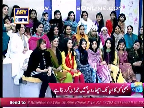 Nida Yasir Apne Show Pe Ayi Hui Audience ko pehle ajeeb shaklein dikhati rahi or phr unse banwane lagi