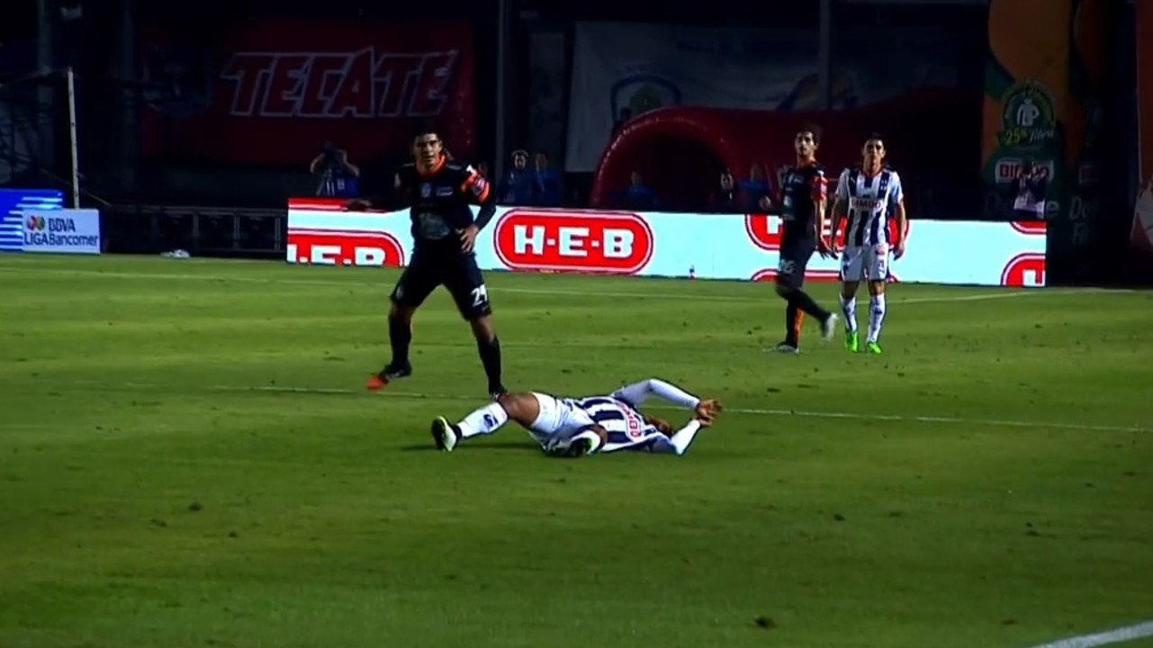 Foot: Candido Ramirez mis totalement KO par un coup de pied au visage