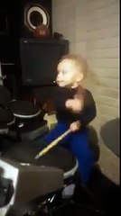 Un enfant de deux ans joue de la batterie comme un dieu sur du FOO FIGHTER