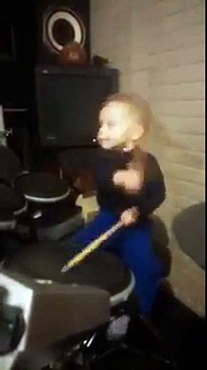 Un enfant de deux ans joue de la batterie comme un dieu sur du FOO FIGHTER