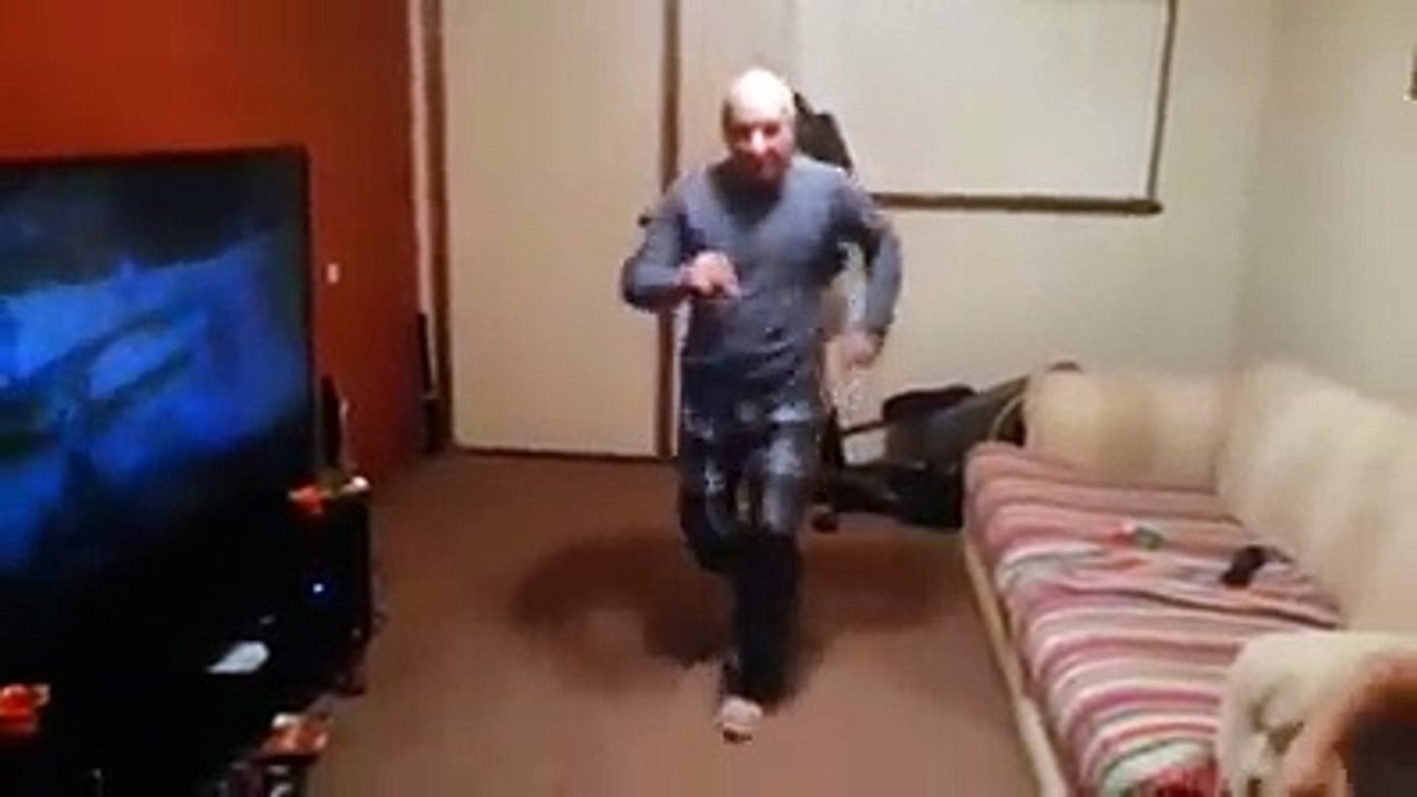 Un Papa danse superbement bien en mode années 90