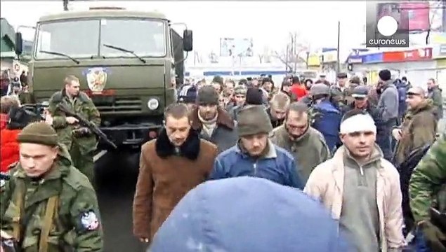 Prisioneiros de guerra ucranianos humilhados em Donetsk