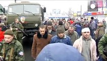 دونتسک؛ نظامیان اسیر اوکراینی به محل حمله به اتوبوس برده شدند