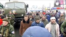 أسرى من الجيش الاوكراني يتعرضون للضرب من طرف الإنفصاليين في دونيتسك