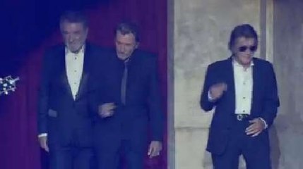 Les vieilles canailles chantent "Noir C'est Noir" à Bercy.